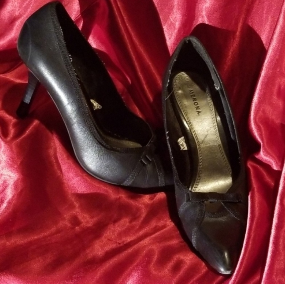 Black leather pumps with bow detail